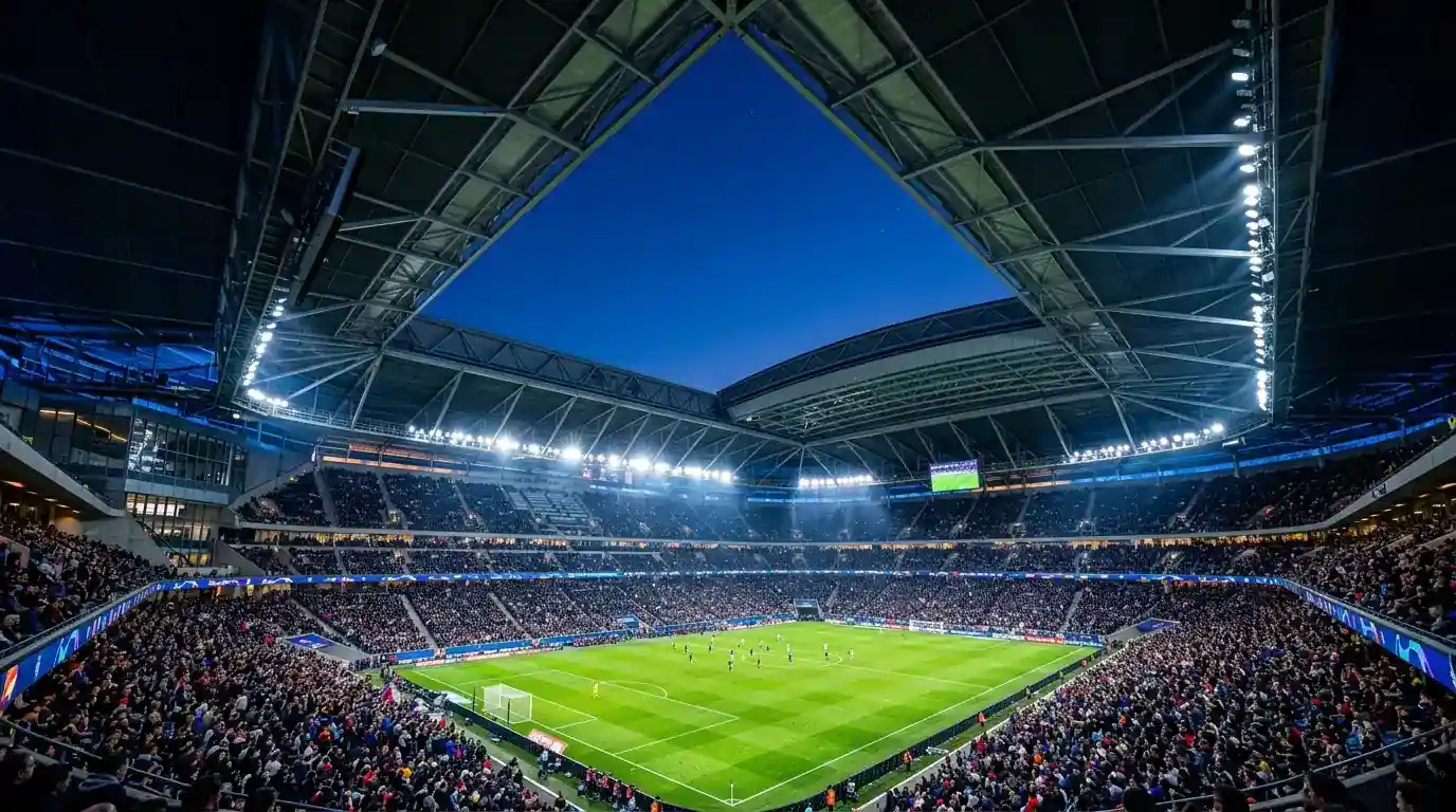 Vue d'un stade moderne à toit rétractable de nuit, pelouse éclairée prête pour un match décisif du Mondial 2026